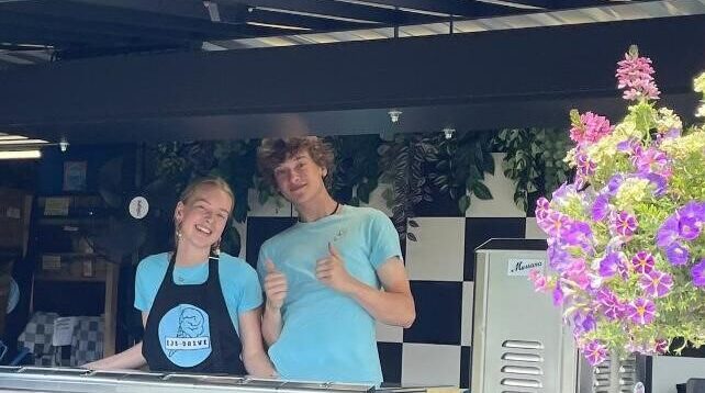 Kors en Maureen in de IJs-Drive de ijswinkel voor ambachtelijk schepijs in de Hoeksche Waard.