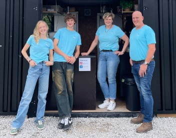 Corine en Dirk achter de toonbank in de container van IJs-Drive